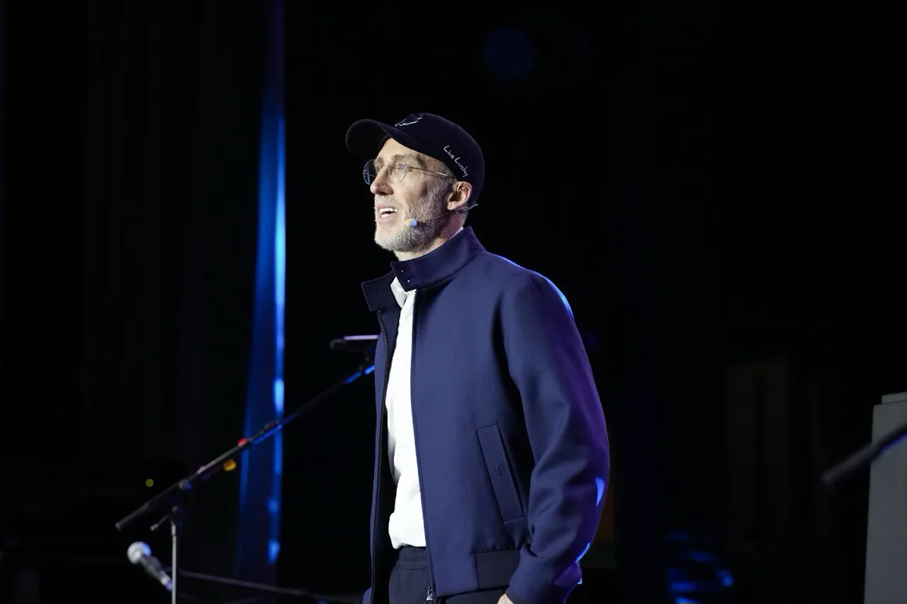 Uri Poliavich durante un intervento sul palco a un evento del settore